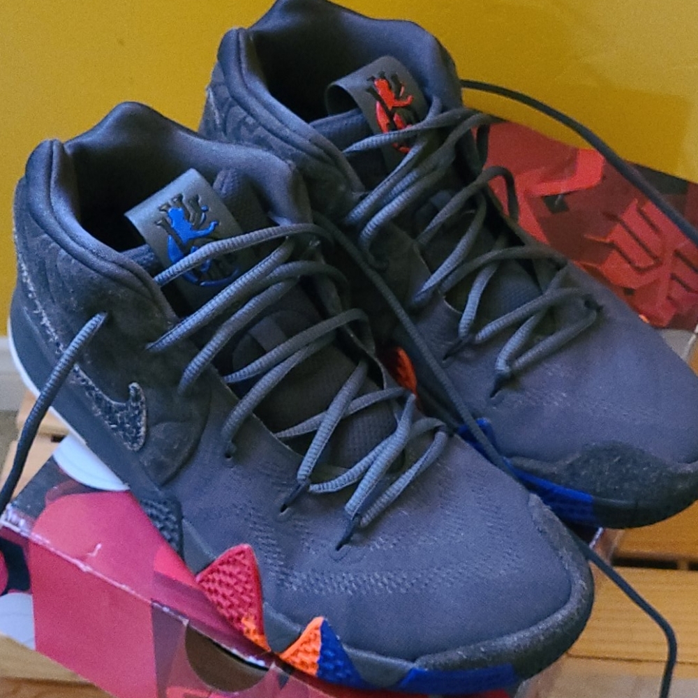 Mens Kyrie 4 basketball shoe